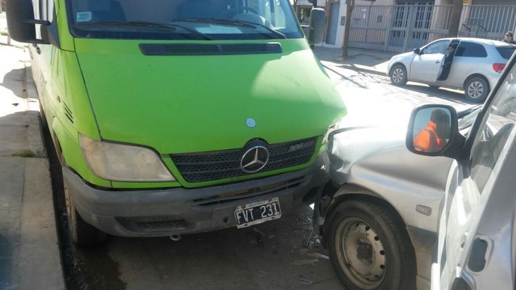 Se descompensó y chocó contra una combi