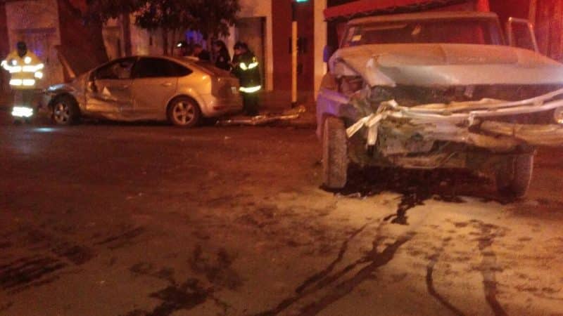 Dos automovilistas alcoholizados chocaron en el microcentro