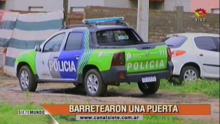 Le barretearon la puerta para robarle