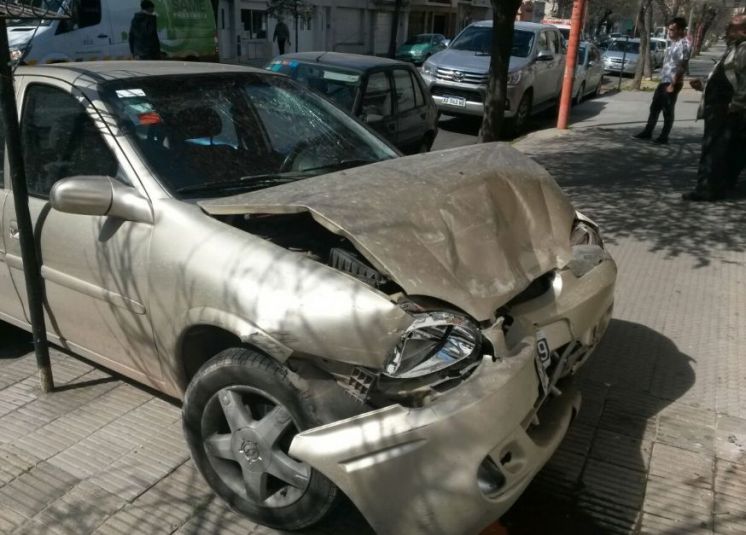 Se descompensó y chocó autos estacionado