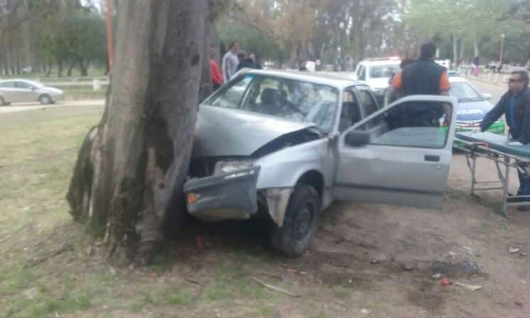 Tres menores heridos al chocar un árbol en el Parque de Mayo