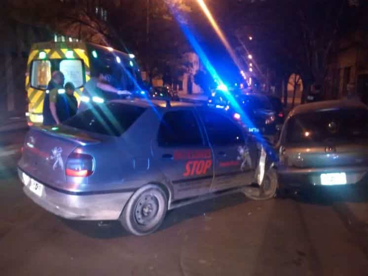 Chocó contra 2 autos estacionados