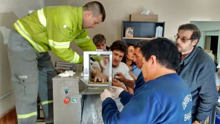 Quedó atrapado en una máquina de hacer pastas