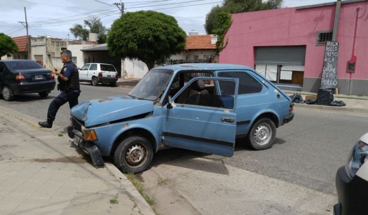 Chocó un paredón y salió despedido del auto