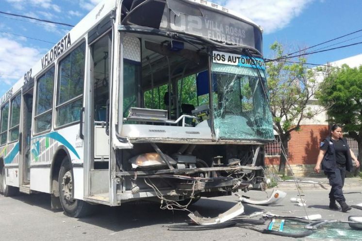 Varios pasajeros heridos al chocar un colectivo y un camion