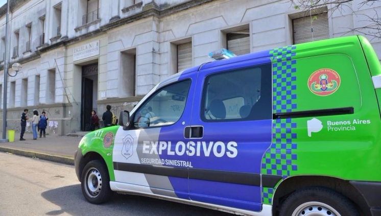 Allanaron la casa de un alumno que hacía amenazas de bomba