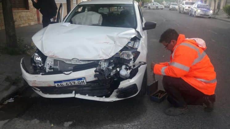 Una mujer herida tras un choque entre dos autos