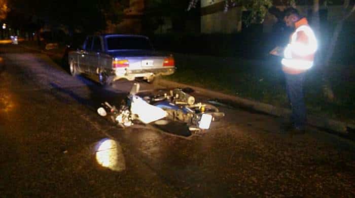 Iban en moto y chocaron un auto estacionado