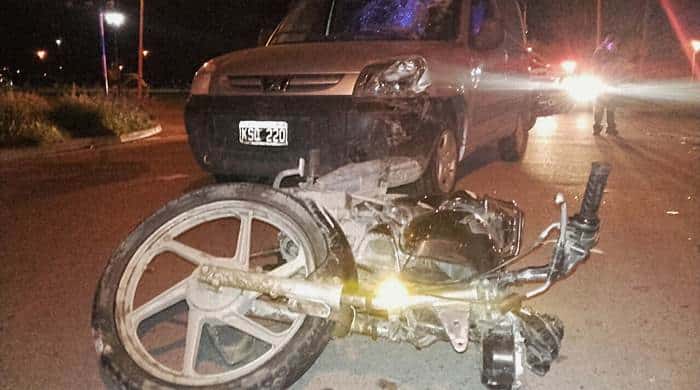 Fuerte accidente entre moto y auto