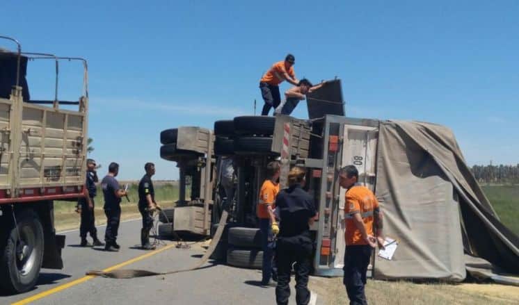 Vuelco de un acoplado en ruta 51