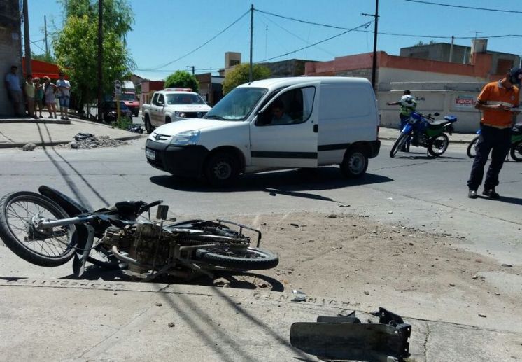 Motociclista herido tras accidente en Villa Mitre