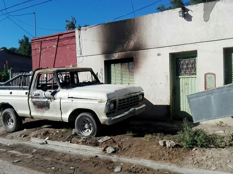 Se prendió fuego una camioneta en Villa Nocito