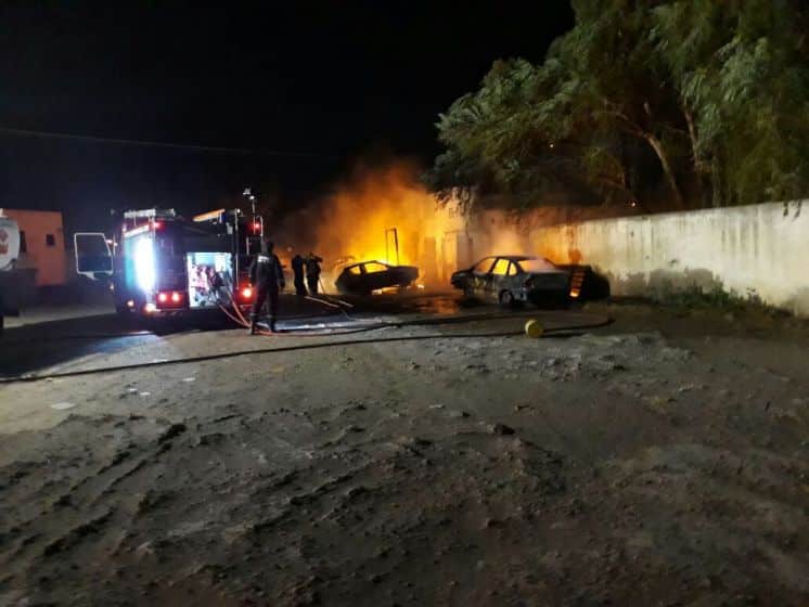 Seis autos incendiados en una gomería