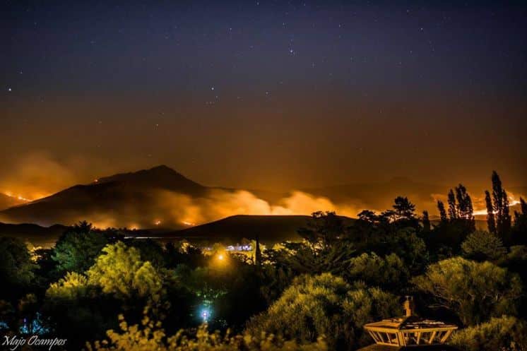 De noche el fuego en las Sierras