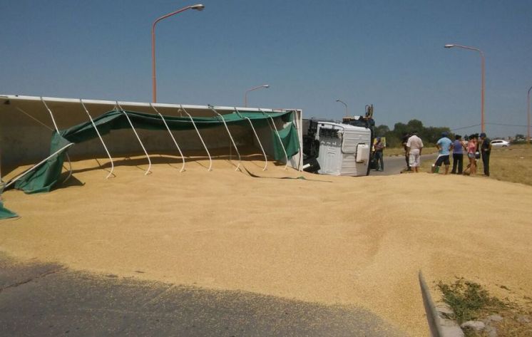 Tras un vuelco, chofer de camión salió despedido del rodado