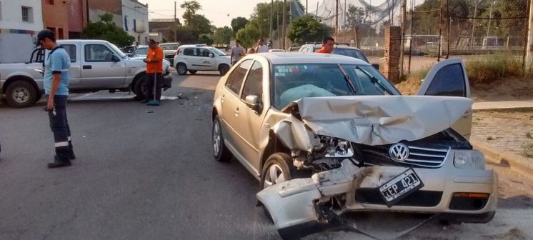 Una mujer y dos hijos asistidos tras violento choque