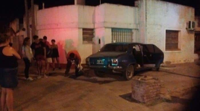 Perdió el control del auto y chocó contra una casa