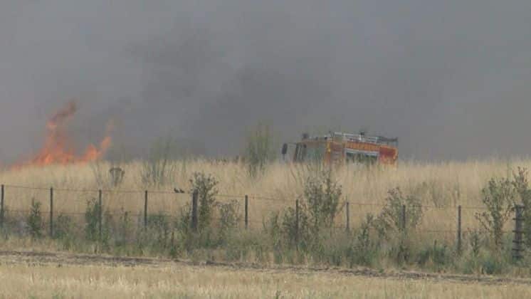 7 dotaciones de bomberos combaten el incendio en las sierras