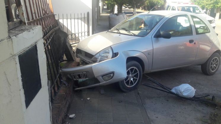 Contra el frente de una casa