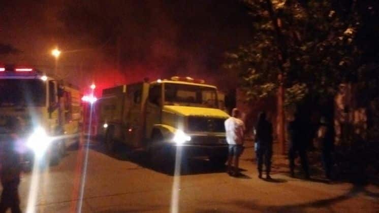 Denuncian que tiraron una molotov y que provocó un incendio