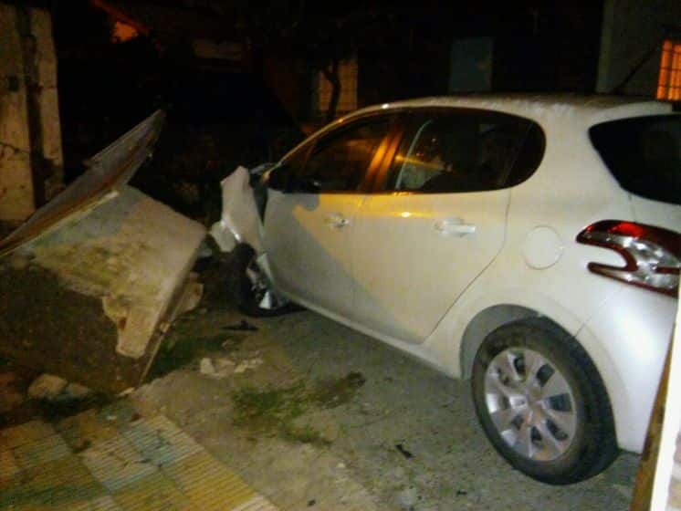 Un auto se incrustó contra una casa