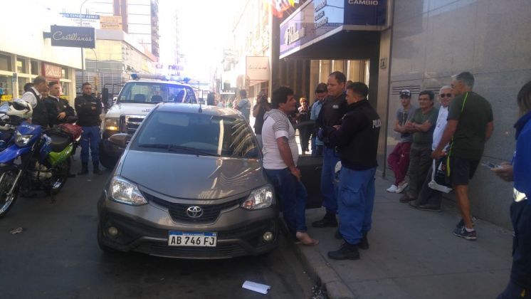 Le secuestraron el auto por conducir tomando cerveza