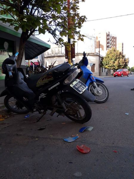 Chocó cuatro motos estacionadas y siguió manejando