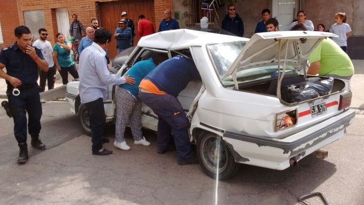 Fuerte accidente, una familia fue trasladada al hospital