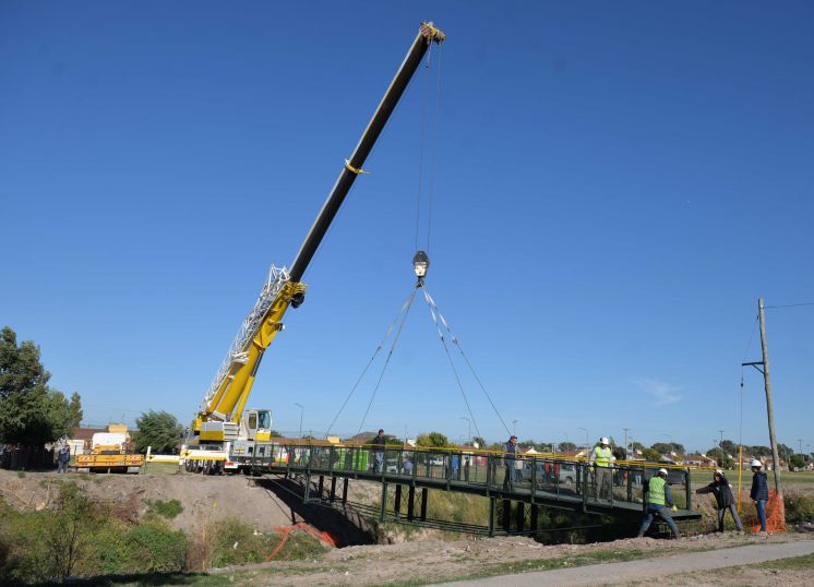 Instalaron un puente en Villa Rosario Sur