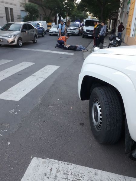 Un auto chocó a una moto: hay una herida leve