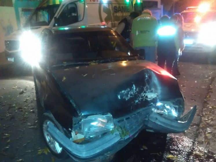 Chocó contra un árbol, estaba borracho