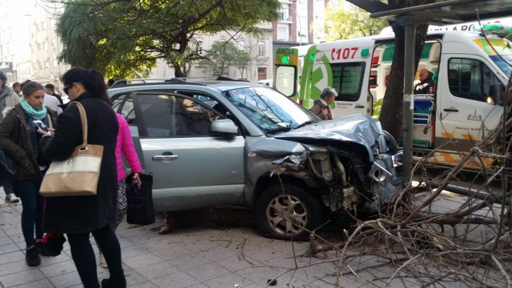 Chocó y se terminó subiendo a la vereda en pleno centro