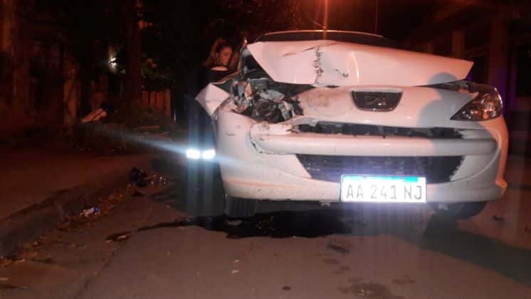 Completamente borracho, chocó con su auto a una camioneta