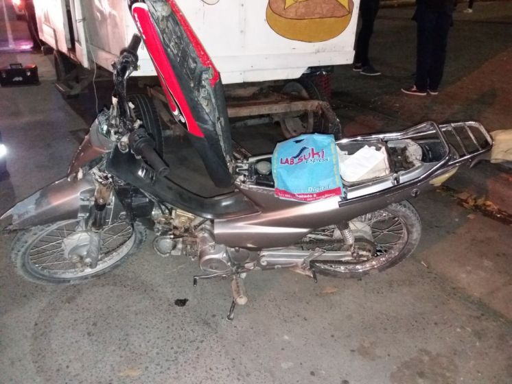 Joven en moto atropelló a limpia vidrios