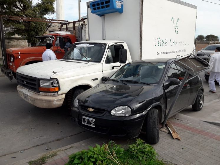 Perdió el control de su camión y chocó dos autos