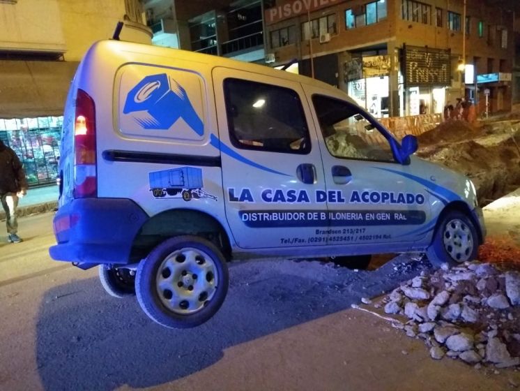 Manejaba borracho y drogado: se cayó a una zanja