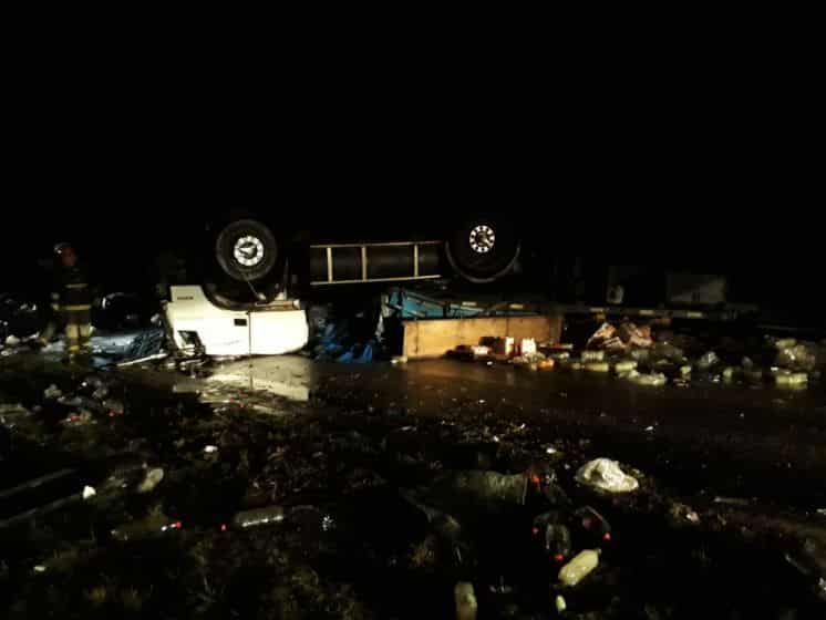 Camión que transportaba gaseosas volcó en la ruta 33