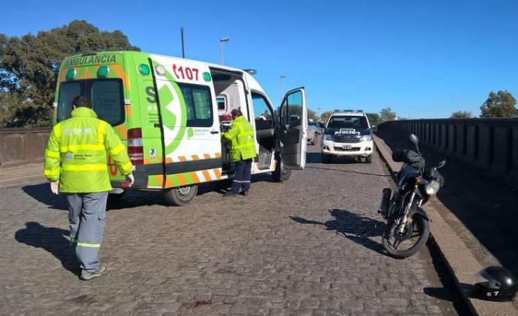 Cruzaba la calle, lo atropellaron y terminó en el hospital