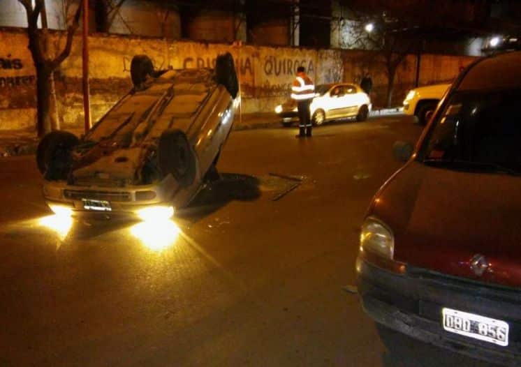 Chocó, volcó y abandonó su auto