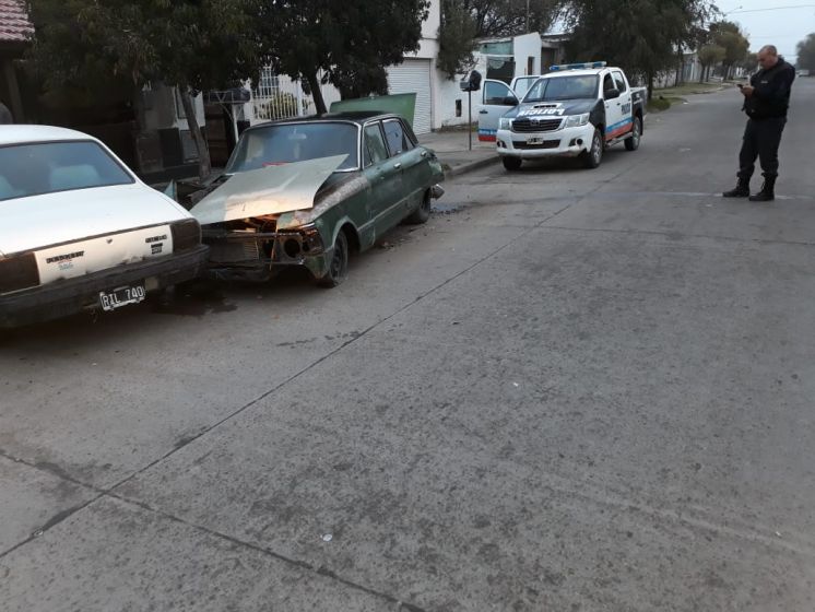 Borracho chocó dos autos estacionados