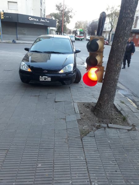 Chocó un semáforo y abandonó el auto