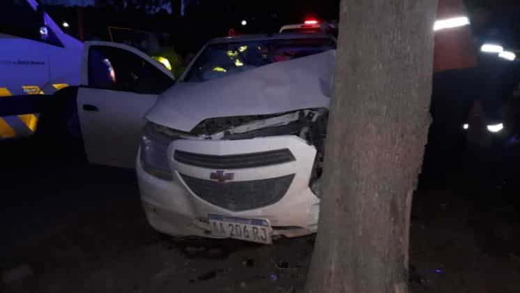 Perdió el control y terminó contra un árbol