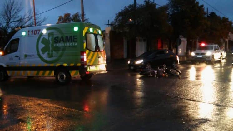 Sufrió la fractura de una pierna tras chocar con su moto