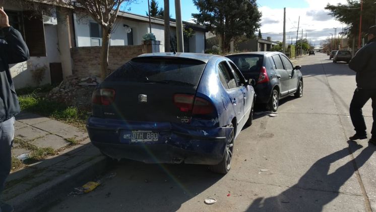 Le chocaron sus dos autos y escapó