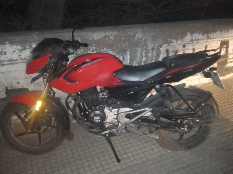 Un motociclista alcoholizado chocó contra un poste