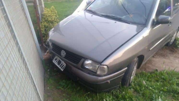 Borracho escapó de la policía y chocó el frente de una casa