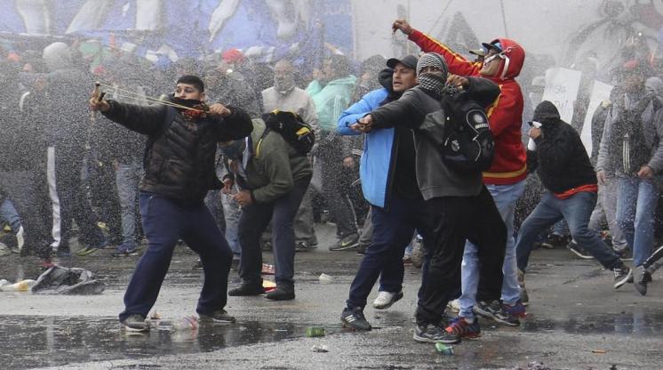 Grupos violentos en el Congreso: las fotos de otro día de tensión