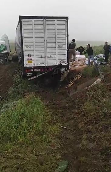 Se despistó un camión en el acceso a Bahía