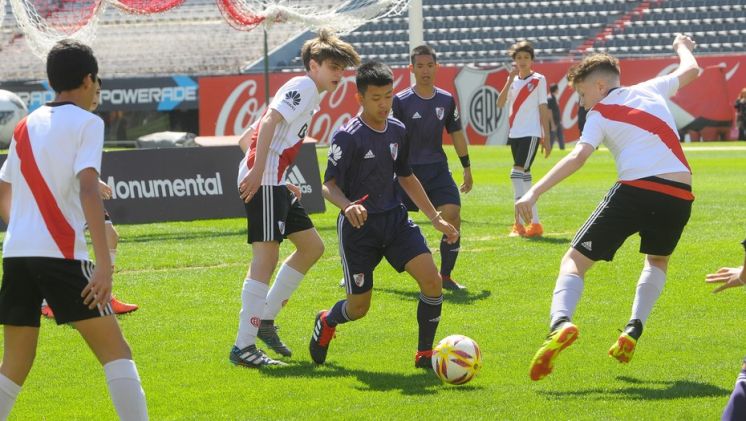 Chicos tailandeses que fueron rescatados jugaron en River