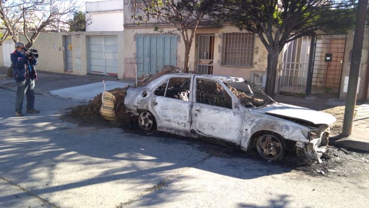 Se le quemó el auto en la puerta de la casa